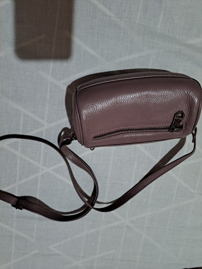 Small sling (Category: Cross-body Bags) located in Cainta. Submitted by nessft (Listing ID 1316915001, Image 2). Description: like new. good leather..small sling can fit phone and coin purse.