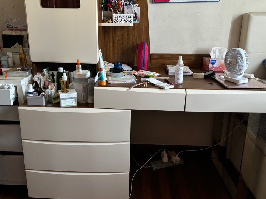 study table (Category: Tables & Sets) located in Singapore. Submitted by pilgrim19 (Listing ID 1316446928, Image 2). Description: Good condition Will give the small side table for free .