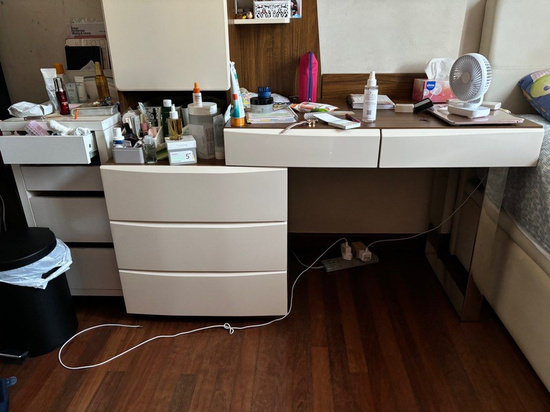 study table (Category: Tables & Sets) located in Singapore. Submitted by pilgrim19 (Listing ID 1316446928, Image 3). Description: Good condition Will give the small side table for free .