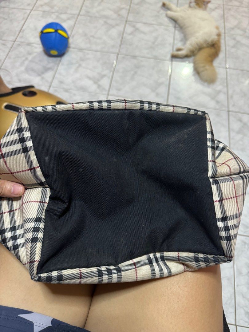 Burberry bag (Category: Luxury Bags & Wallets) located in Manila. Submitted by joehanjace71416 (Listing ID 1317171892, Image 3). Description: Authentic burberry bag Bough 15k Now sell it for 4500 Dm me for more details .