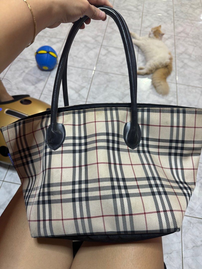Burberry bag (Category: Luxury Bags & Wallets) located in Manila. Submitted by joehanjace71416 (Listing ID 1317171892, Image 1). Description: Authentic burberry bag Bough 15k Now sell it for 4500 Dm me for more details .