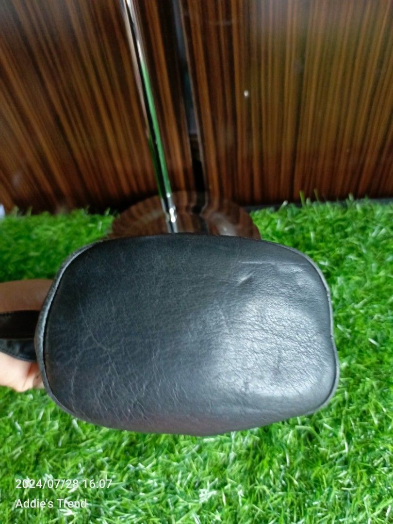 Free Mandarina duck leather mini handbag (Category: Purses & Pouches) located in Subic. Submitted by addiestrend (Listing ID 1317178323, Image 3). Description: Free with any purchase from my listings. Has minor sign of use Available as long as it is posted.