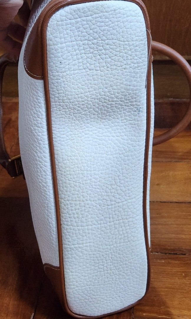 Guess Vintage Bag (Category: Purses & Pouches) located in Marikina City. Submitted by MSS_32 (Listing ID 1317013961, Image 3). Description: * Will be given as free with any 2 bag purchase * Leather conditioned with clean interior * with signs of use on zipper handle * Leather is nice as this is a vintage Guess bag *MOP: Gcash/BPI * SF c/o buyer.