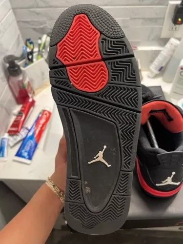 Jordan 4 Retro Red Thunder (Category: Footwear) located in Toronto. Submitted by sxdbysprom94582 (Listing ID 1317159059, Image 3). Description: price firm, size 10 no box. worn less than a handful of times, no creasing still brand new condition. pickup in Elmwood..