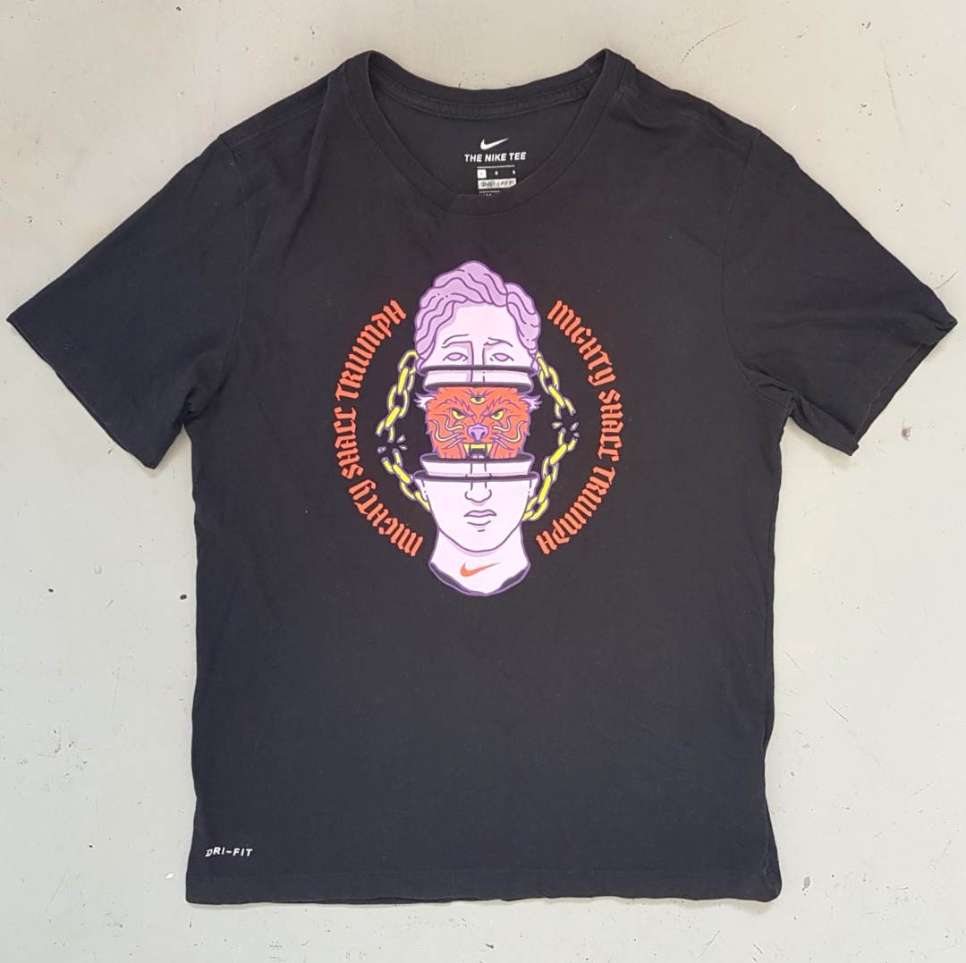 Original Nike Designer T Shirt Large Black Top Might Shall Triumph Tee Graphic Design The NIKE Tee Cult Favourite Street Fashion Yuppie Lifestyle Pop Culture Model Retro Clothing Vintage Apparels Hip ...