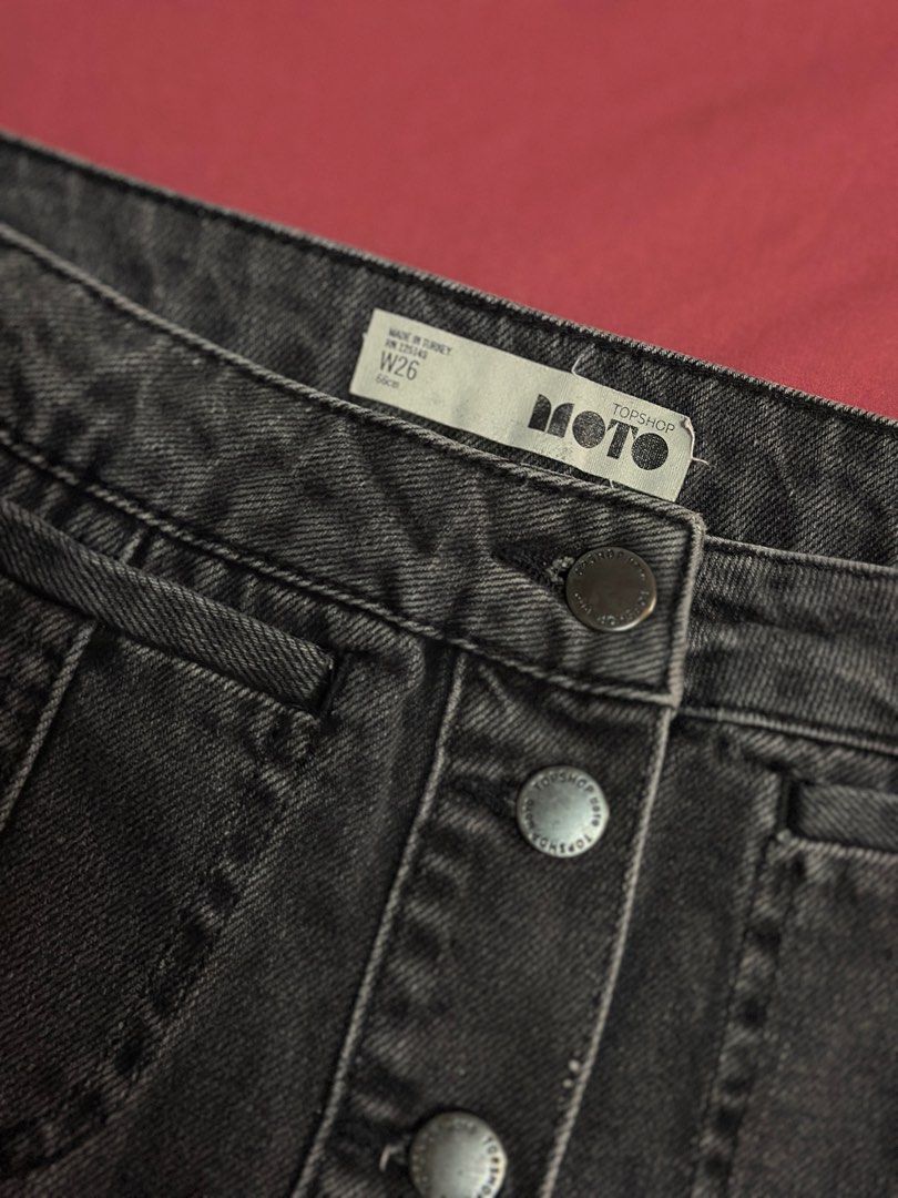 TOPSHOP MOTO Denim Skirt Button Front (Category: Skirts) located in Pasig City. Submitted by nclsmx (Listing ID 1317063732, Image 2). Description: Brand: TOPSHOP Bought for 1.4k before at Topshop Powerplant Mall Rockwell Price nego! Size: 26 waist Length: 15.25cm Color: Washed Black Material: Denim .