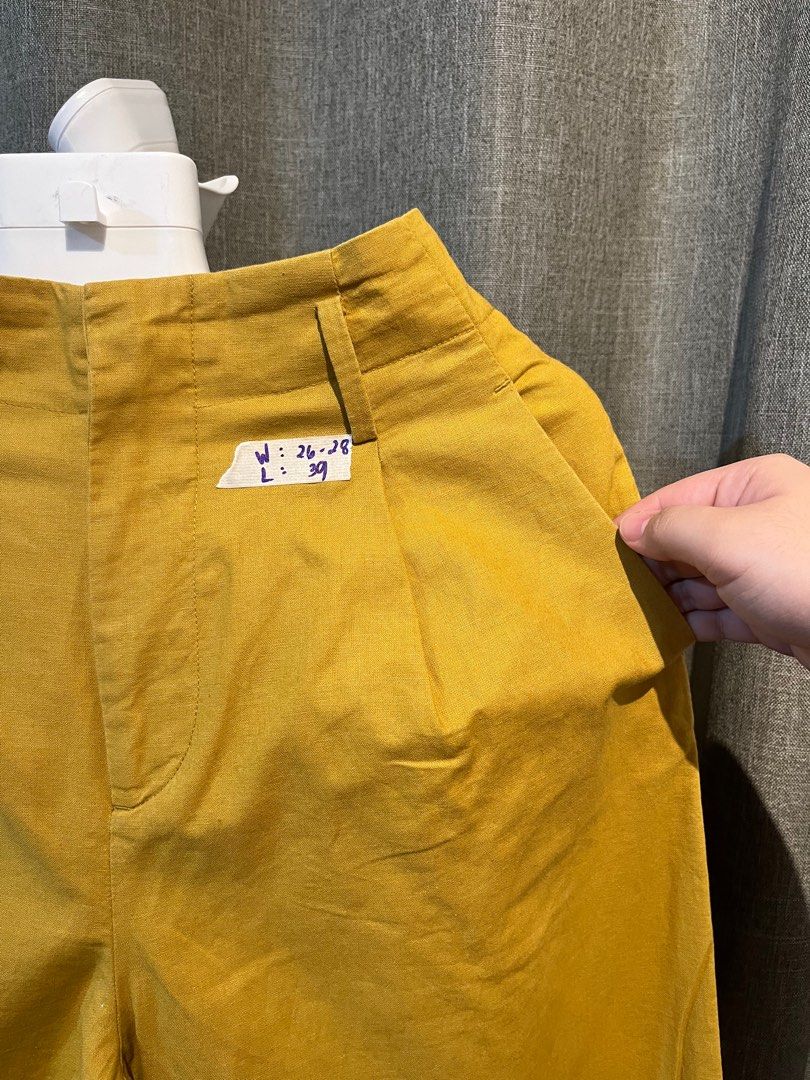 Uniqlo Pants wide leg (Category: Other Bottoms) located in Mariveles. Submitted by declutterq123 (Listing ID 1317068536, Image 3). Description: GU by Uniqlo S on tag No flaws / Like new sf c/o buyer Loc. Imus.