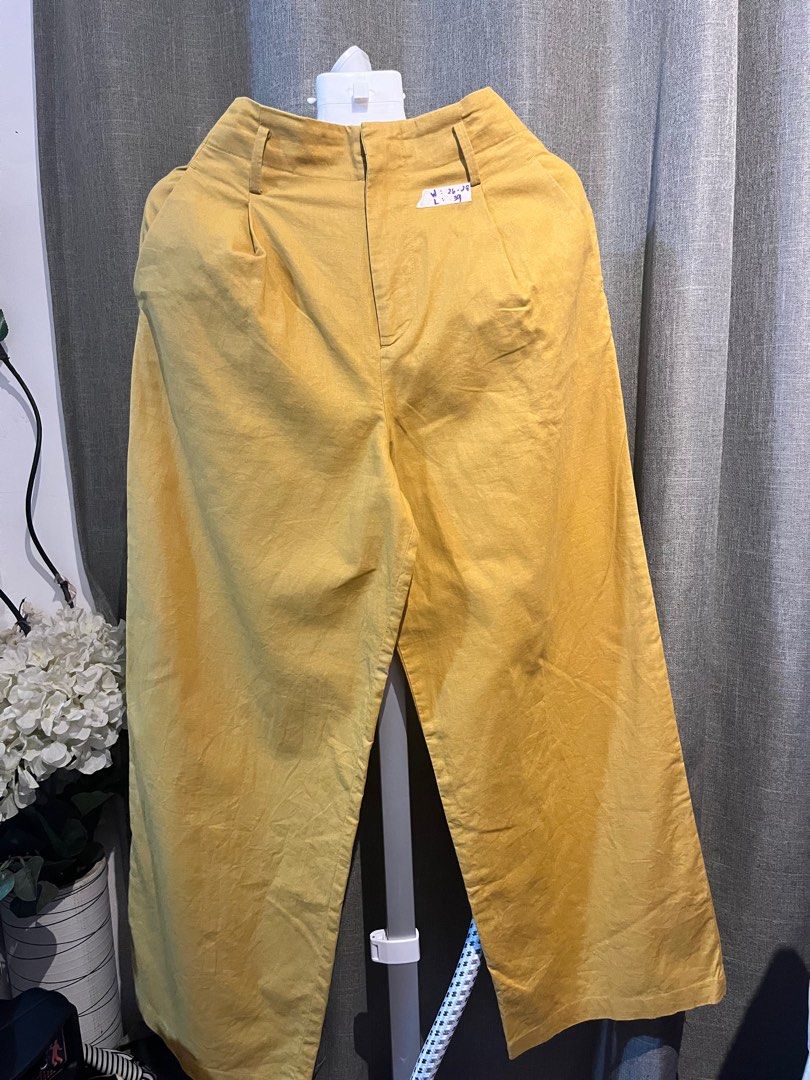 Uniqlo Pants wide leg (Category: Other Bottoms) located in Mariveles. Submitted by declutterq123 (Listing ID 1317068536, Image 1). Description: GU by Uniqlo S on tag No flaws / Like new sf c/o buyer Loc. Imus.