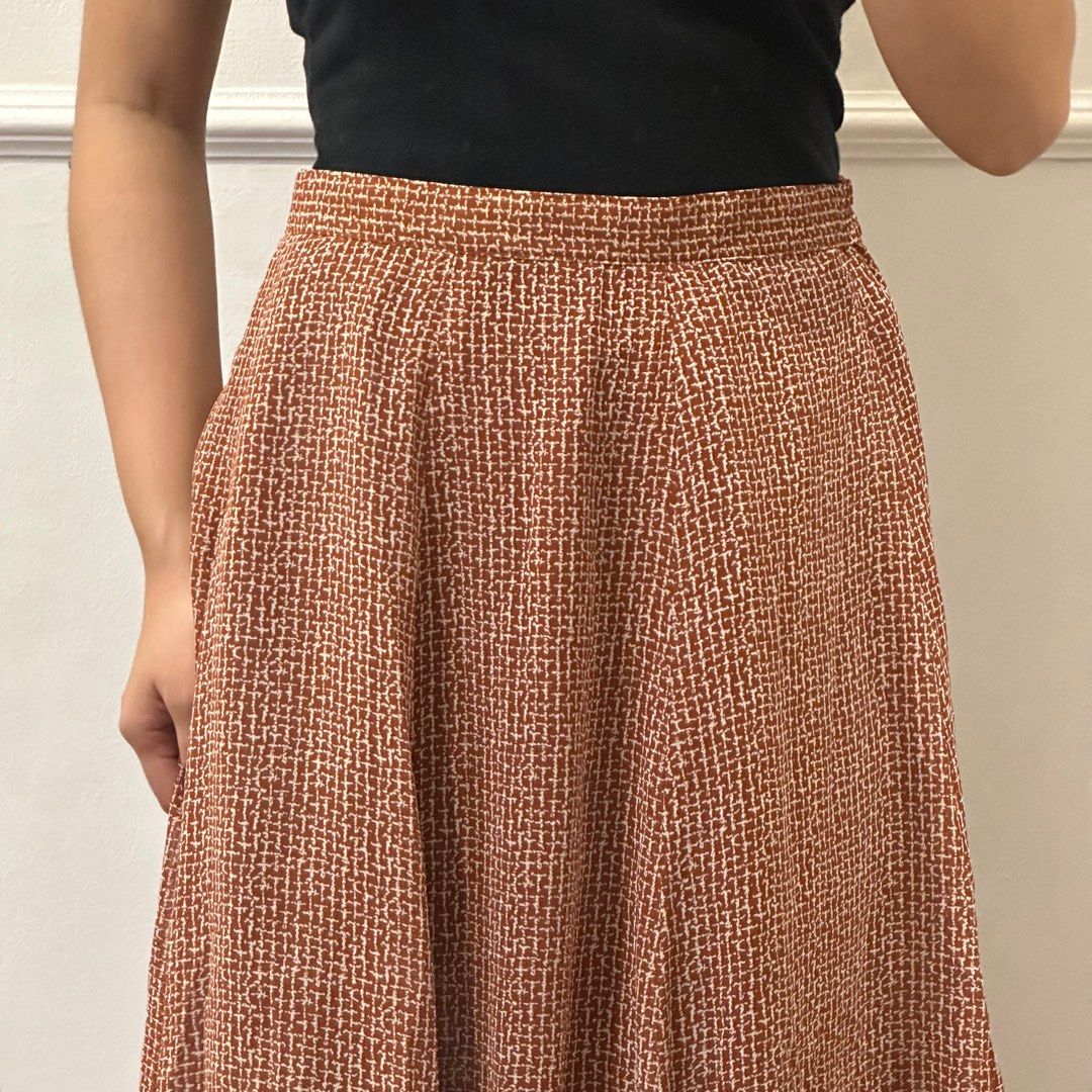 Vintage burnt russet patterned midi skirt (Category: Skirts) located in Tarlac. Submitted by shopsushibaby (Listing ID 1317171316, Image 1). Description: For reference, height is 5’4” and waistline is 27”. Avail 3 or more items for a discount! Accepted payment methods are Metrobank and GCash..