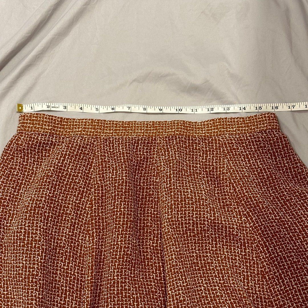 Vintage burnt russet patterned midi skirt (Category: Skirts) located in Tarlac. Submitted by shopsushibaby (Listing ID 1317171316, Image 3). Description: For reference, height is 5’4” and waistline is 27”. Avail 3 or more items for a discount! Accepted payment methods are Metrobank and GCash..