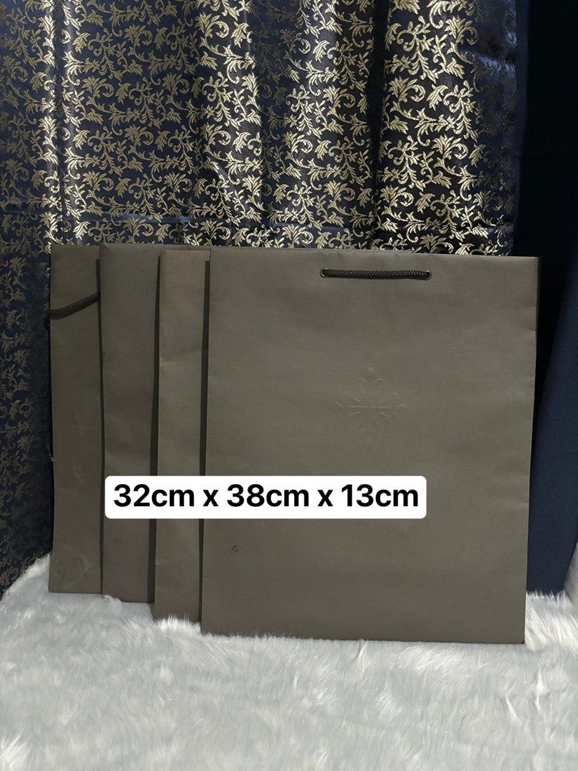 ‼️ Authentic Patek Philippe Large Papebag (Category: Luxury Watches) located in Quezon City. Submitted by box.luxebycheng (Listing ID 1312248617, Image 1). Description: Good - 1300 each 2nd photo w/ crease - 800.