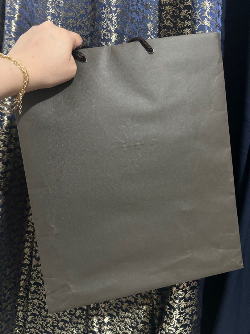 ‼️ Authentic Patek Philippe Large Papebag (Category: Luxury Watches) located in Quezon City. Submitted by box.luxebycheng (Listing ID 1312248617, Image 2). Description: Good - 1300 each 2nd photo w/ crease - 800.
