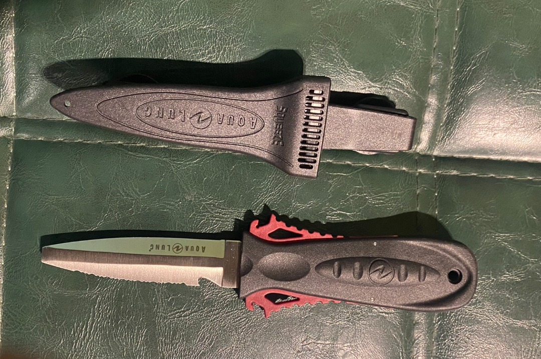 AQUA LUNG 潛水刀 Squeeze Lock Knife 紅 9成新 無面交, 體育器材, 其他運動配件在旋轉拍賣