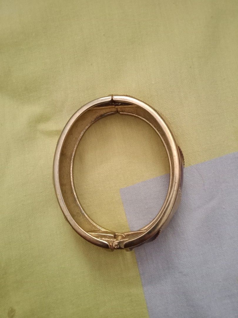 Bangles (Category: Bracelets) located in Singapore. Submitted by cesncai (Listing ID 1312189187, Image 4). Description: .
