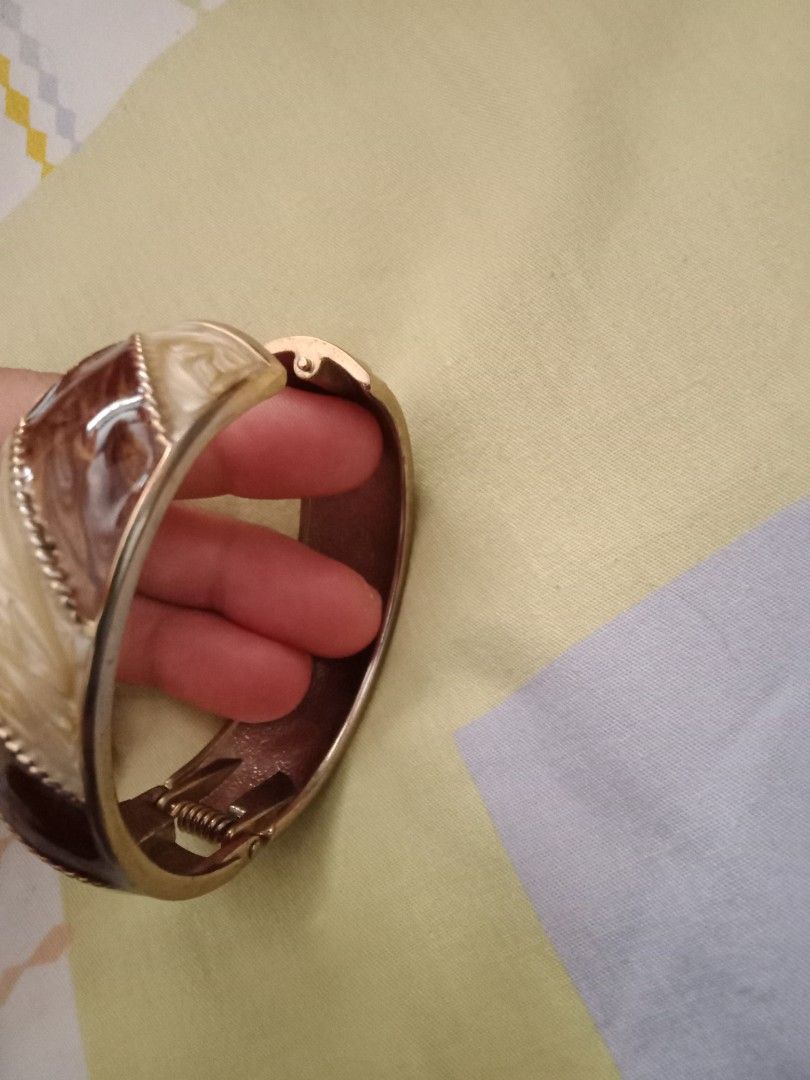 Bangles (Category: Bracelets) located in Singapore. Submitted by cesncai (Listing ID 1312189187, Image 5). Description: .