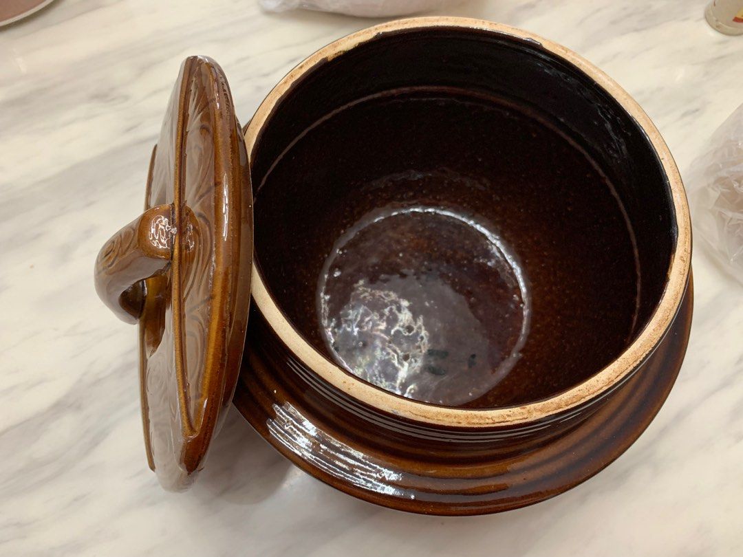 Big Ceramic Pot (Category: Cookware & Accessories) located in Singapore. Submitted by melodycharms (Listing ID 1312200708, Image 2). Description: Used a few times, as good as new. Big enough for big family. 22cm 17cm tall .