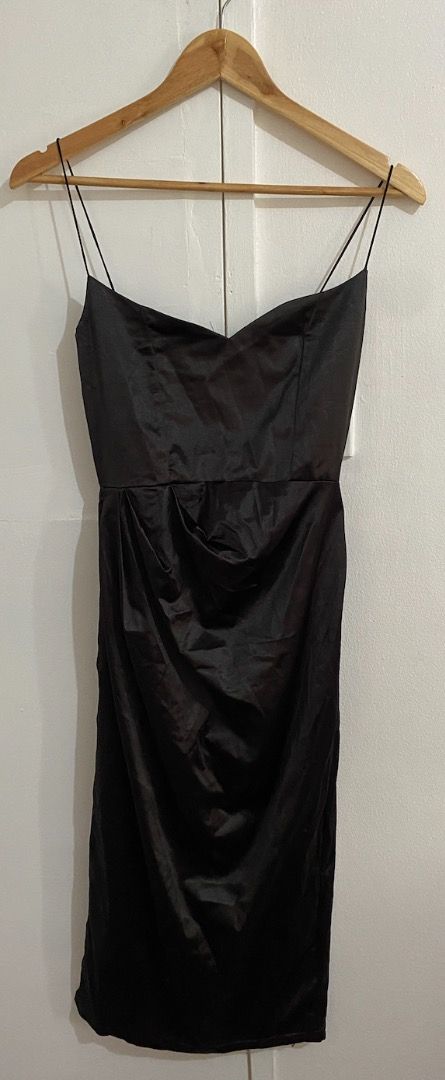 Black silk dress (Category: Evening dresses & gowns) located in Binan City. Submitted by themkeps (Listing ID 1312186836, Image 1). Description: Manipis tela.