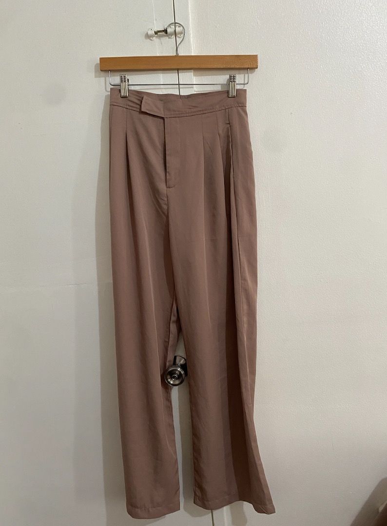 Brown trousers wide leg (Category: Other Bottoms) located in Binan City. Submitted by themkeps (Listing ID 1312183169, Image 1). Description: may slight tas tas.