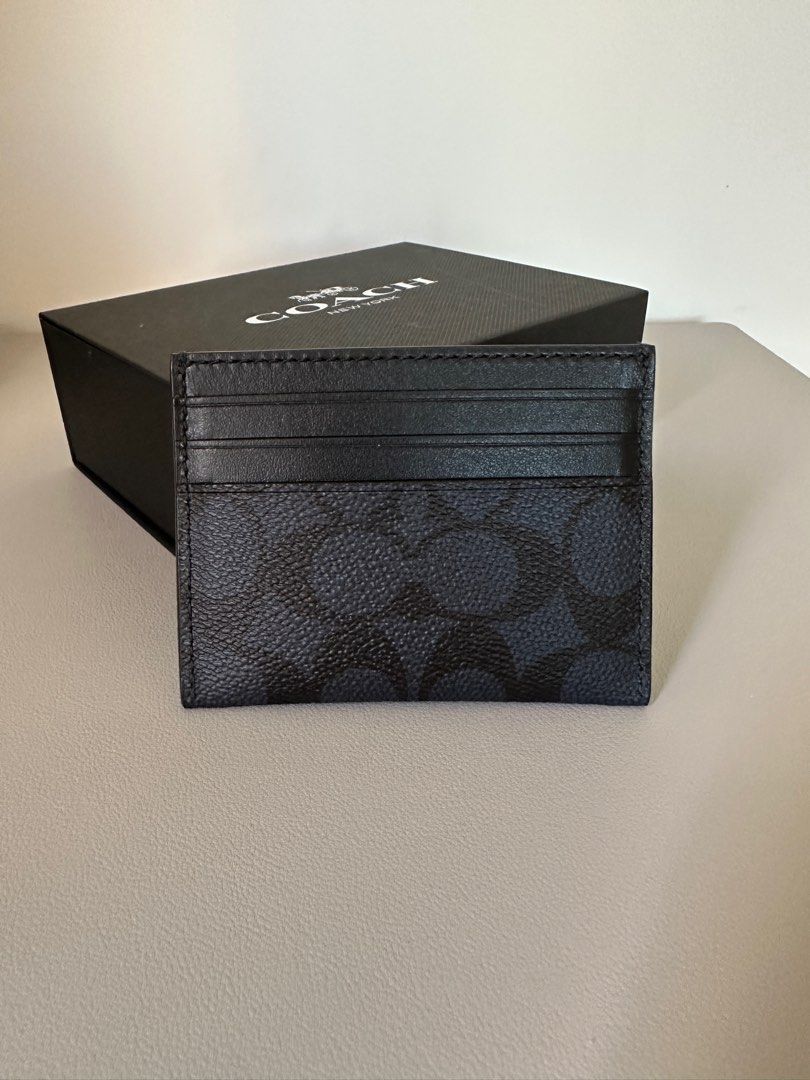 Coach 卡片套 Men’s Card Case / Card holder Double-sided in Signature Canvas （分類：銀包、卡片套）位於 Hong Kong。 由 instantcrush_ 提交（商品編號 1312160023，圖片 2）。簡介： 100% AUTHENTIC & 99% NEW. With original dust bag and paper cards. Only put some cards in and kept in the drawer for several months, never took it out of the house. 。