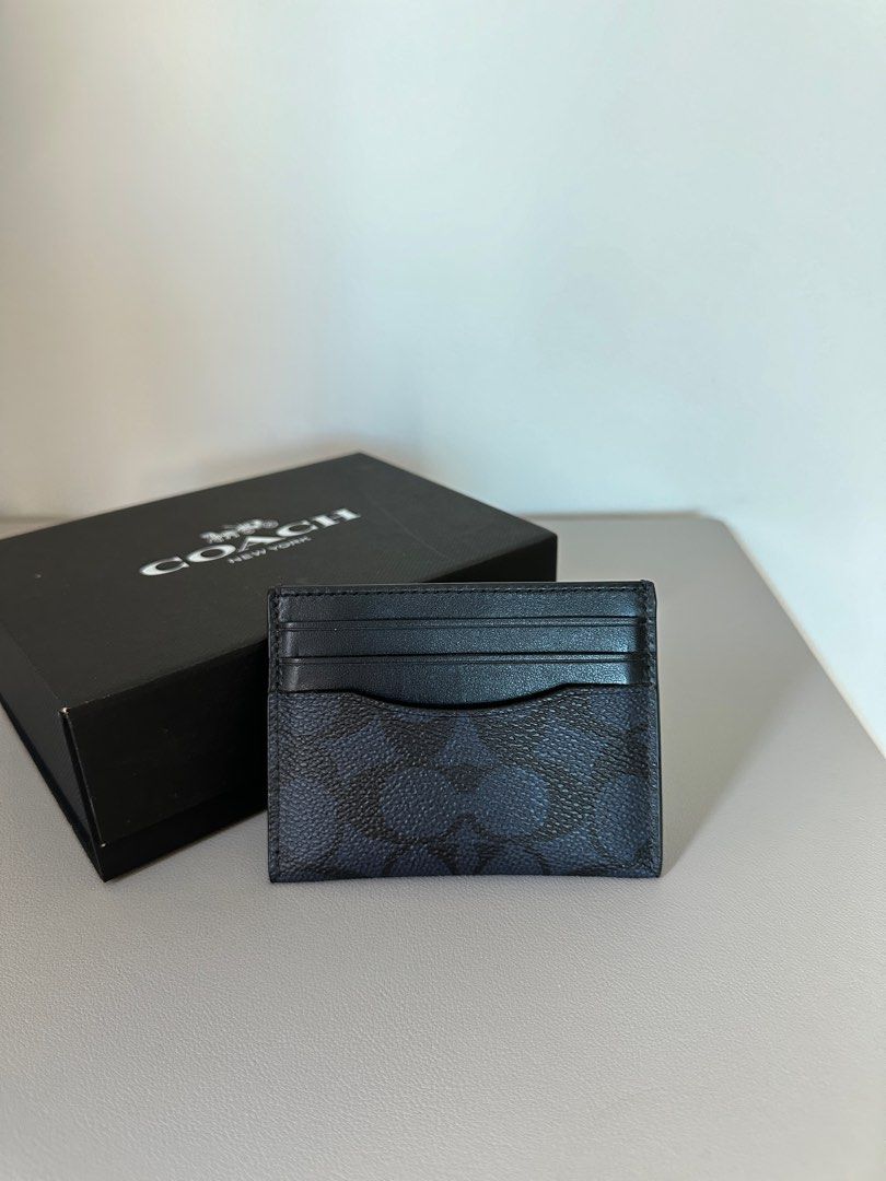 Coach 卡片套 Men’s Card Case / Card holder Double-sided in Signature Canvas （分類：銀包、卡片套）位於 Hong Kong。 由 instantcrush_ 提交（商品編號 1312160023，圖片 3）。簡介： 100% AUTHENTIC & 99% NEW. With original dust bag and paper cards. Only put some cards in and kept in the drawer for several months, never took it out of the house. 。