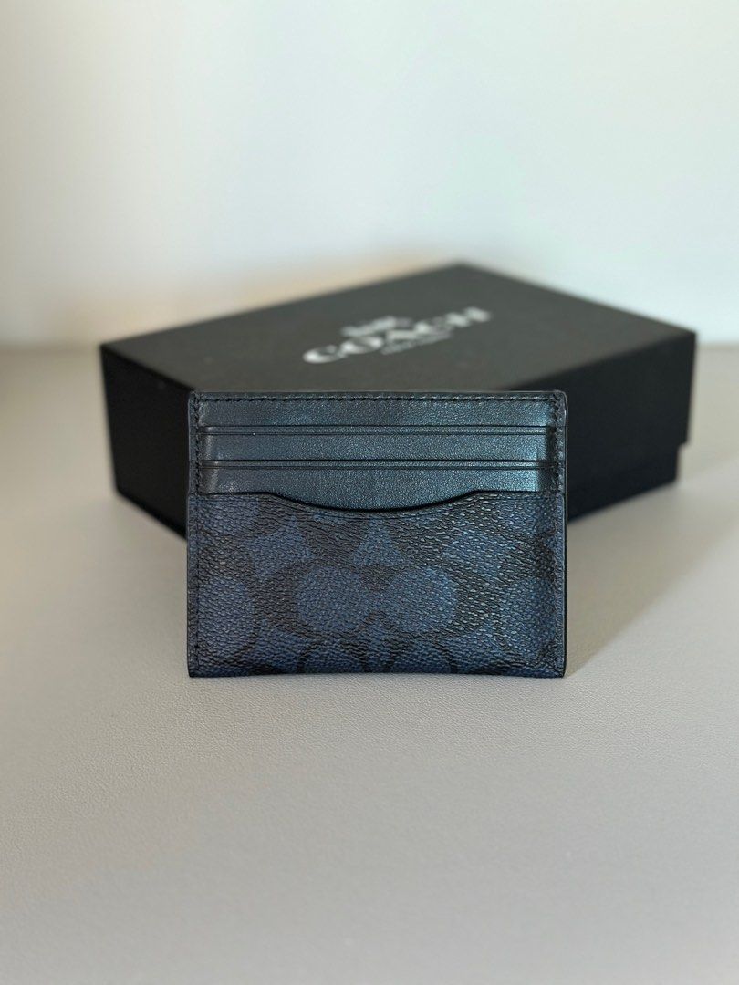 Coach 卡片套 Men’s Card Case / Card holder Double-sided in Signature Canvas （分類：銀包、卡片套）位於 Hong Kong。 由 instantcrush_ 提交（商品編號 1312160023，圖片 1）。簡介： 100% AUTHENTIC & 99% NEW. With original dust bag and paper cards. Only put some cards in and kept in the drawer for several months, never took it out of the house. 。