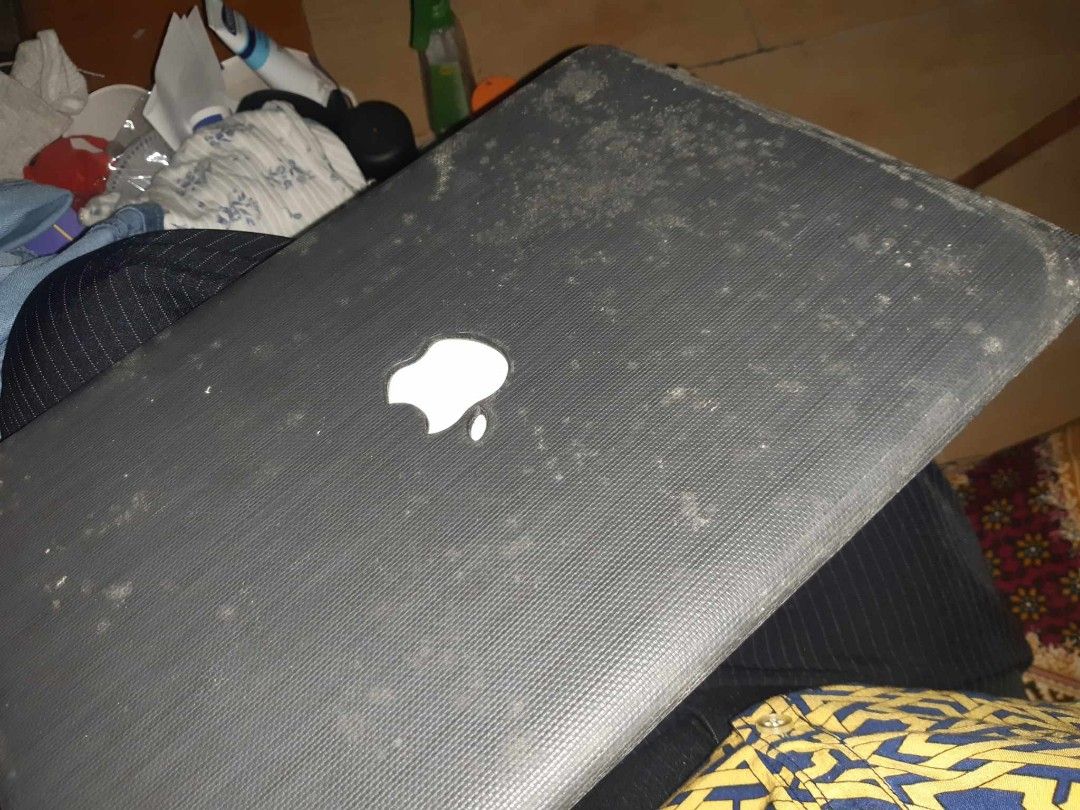 Defective macbook and iPad (Category: Laptops & Notebooks) located in Manila. Submitted by de_cluttering.things (Listing ID 1312228340, Image 2). Description: macbook pro battery issue only.