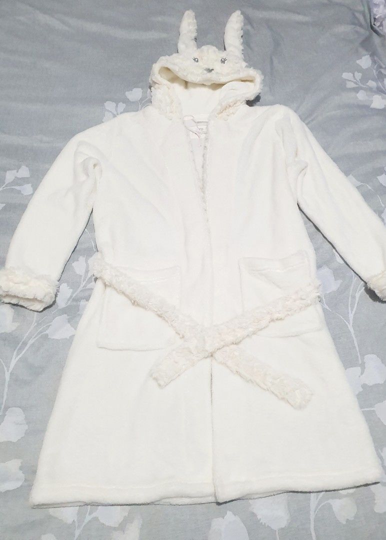 Elegant bathrobe for kids (Category: Bathtub & Bath Accessories) located in Las Pinas. Submitted by cherry_luvs_dresses (Listing ID 1312237976, Image 2). Description: good as new bought in quatar used once only super elegant and nice in actual unisex.