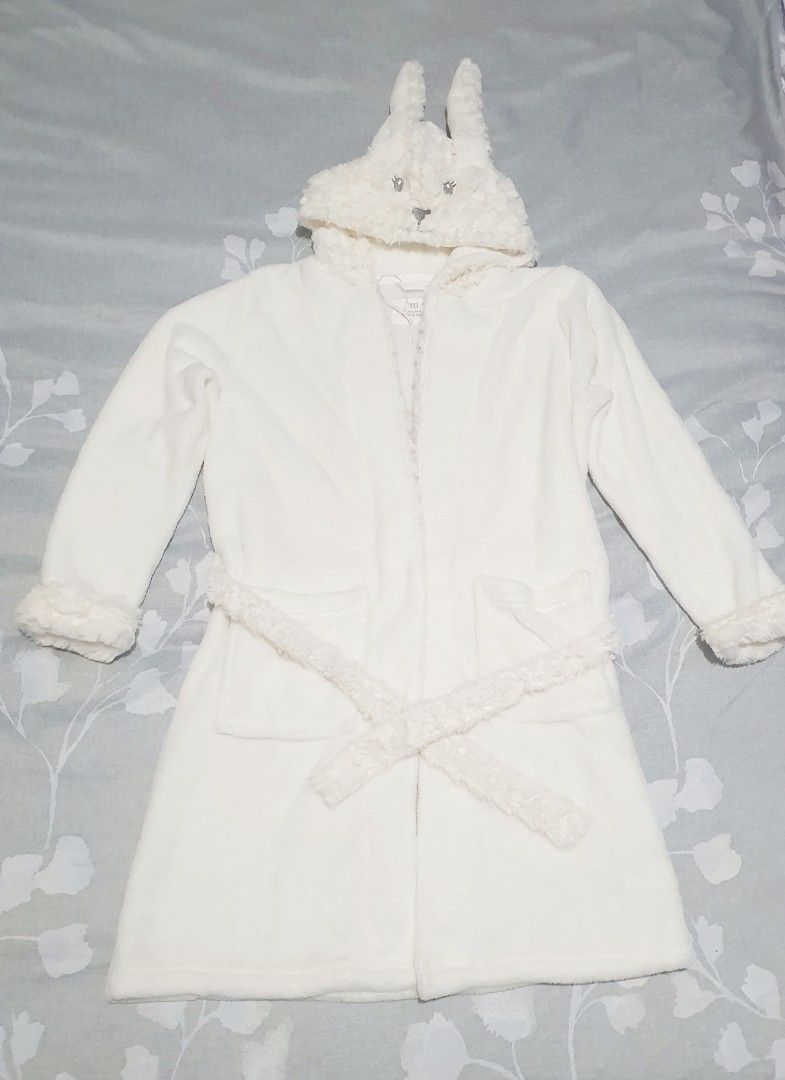 Elegant bathrobe for kids (Category: Bathtub & Bath Accessories) located in Las Pinas. Submitted by cherry_luvs_dresses (Listing ID 1312237976, Image 1). Description: good as new bought in quatar used once only super elegant and nice in actual unisex.