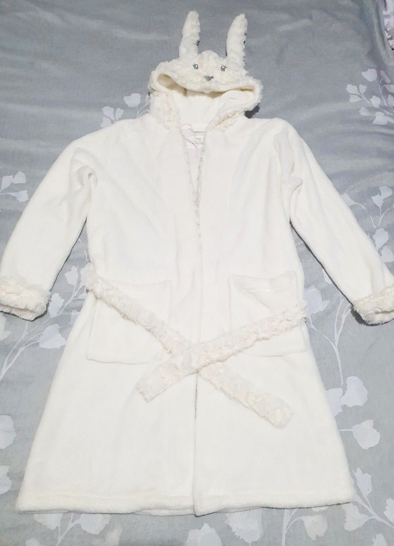 Elegant bathrobe for kids (Category: Bathtub & Bath Accessories) located in Las Pinas. Submitted by cherry_luvs_dresses (Listing ID 1312237976, Image 3). Description: good as new bought in quatar used once only super elegant and nice in actual unisex.