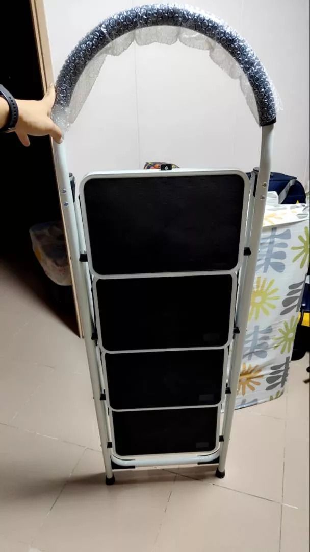 Foldable 4 step ladder