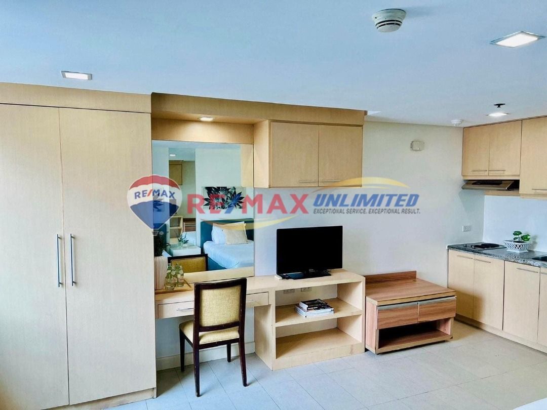 FOR SALE BSA TWIN TOWER ORTIGAS (Category: Apartments & Condos) located in Makati City. Submitted by REMAXUNLIMITEDPH (Listing ID 1312175666, Image 2). Description: FOR SALE BSA TWIN TOWER ORTIGAS Situated in a prime location: Ortigas ( Behind Sm Megamall Tower A, and ADB, Podium) - Studio unit - High Floor - 35.90 sqm - Furnished - Newly renovated - Ortigas Skyline View - Clean TItle & Updated Dues Asking Price: 5M Nego DIRECT TO OWNER For inqui
