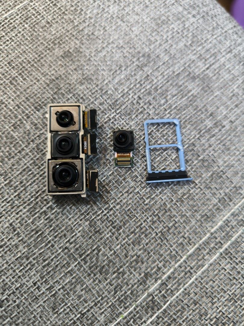 Huawei P30 Parts All Original (Category: Huawei) located in Quezon City. Submitted by mr.buyandsell (Listing ID 1312187832, Image 3). Description: Huawei P30 Original Parts LCD with Battery Back Case Back Camera Front Camera Sim Tray Charging Board Speaker Charging Flex.