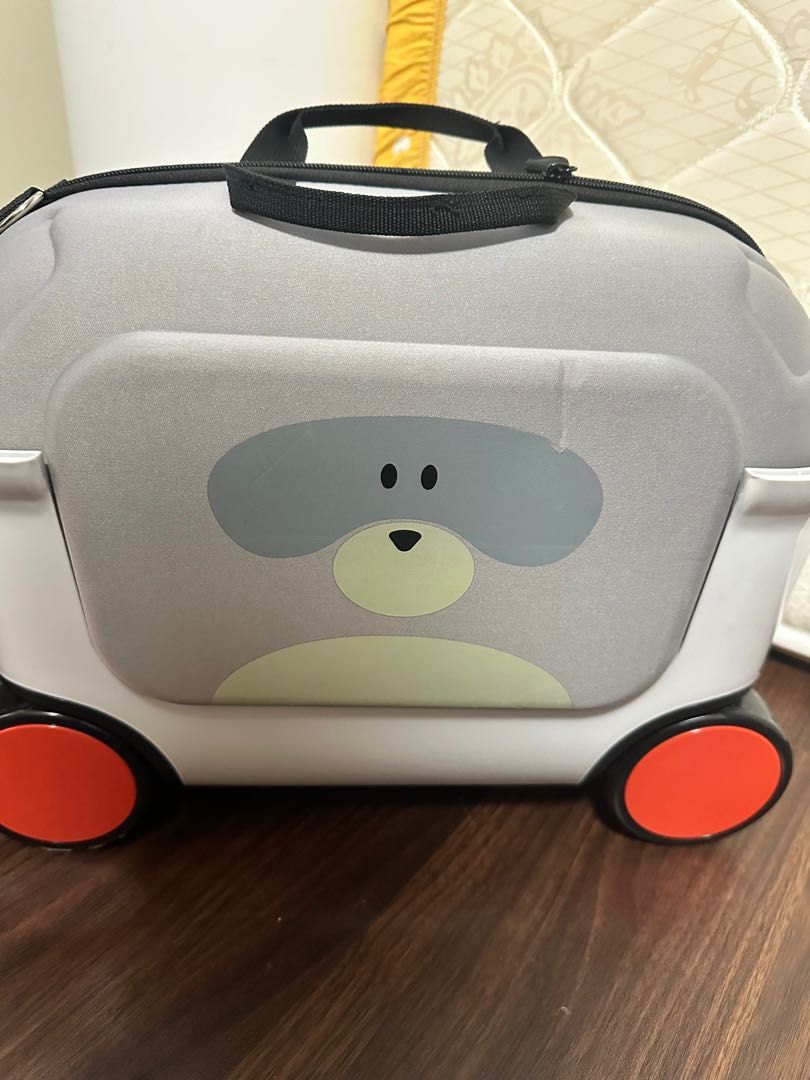 Kids pull along luggage