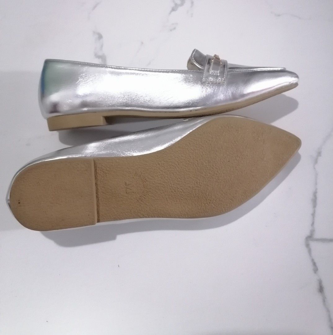 Ladies Loafer Shoes Silver (Category: Loafers) located in Manila. Submitted by declutzz.4u (Listing ID 1312258051, Image 2). Description: -Preloved-Declutter -Used Once(nakatago na lang po) -Best fit for Slim feet -Size 24cm(see photo posted above) -Cute Metallic Silver -Fashionable - down to 400.