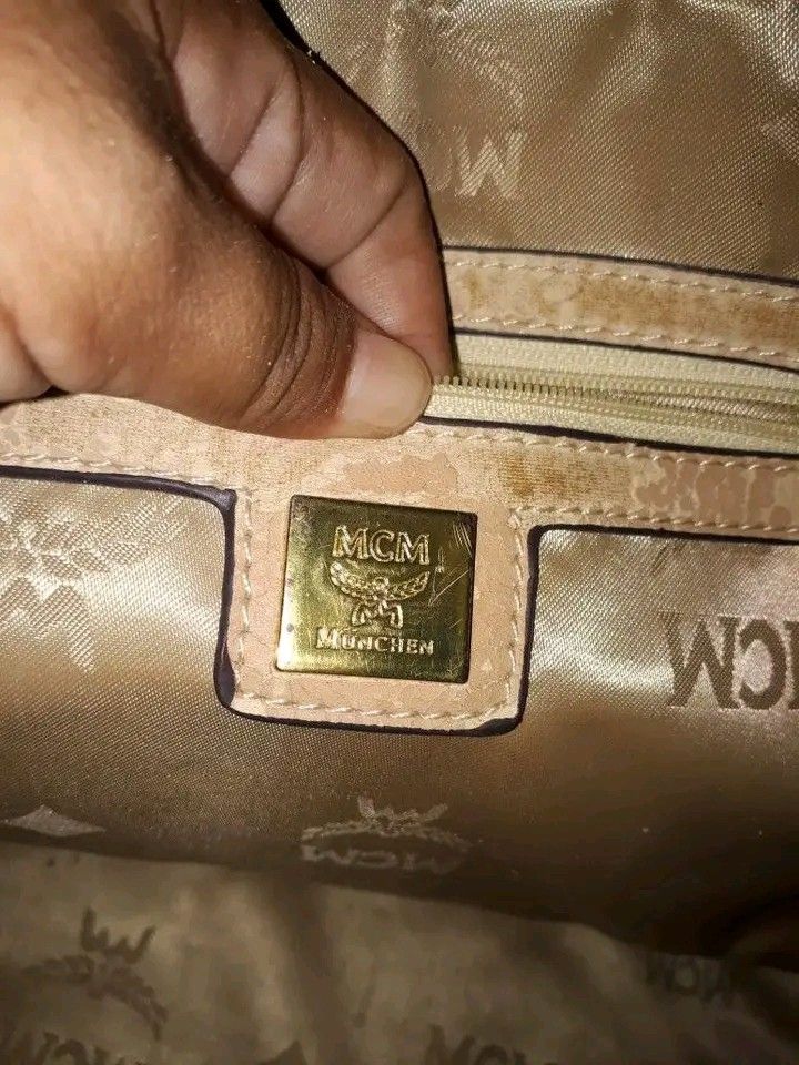 Leather backpack (Category: Luxury Bags & Wallets) located in Magalang. Submitted by zeiansoria64090 (Listing ID 1312101190, Image 3). Description: leather backpack large size with sign of use/bakbak 750 only.