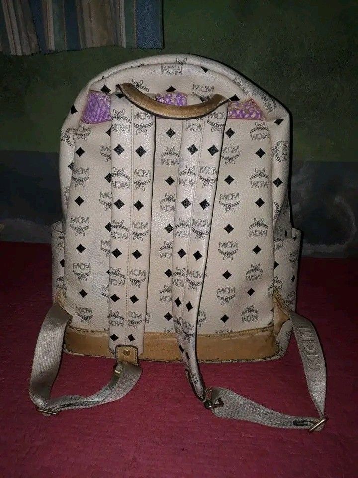 Leather backpack (Category: Luxury Bags & Wallets) located in Magalang. Submitted by zeiansoria64090 (Listing ID 1312101190, Image 2). Description: leather backpack large size with sign of use/bakbak 750 only.