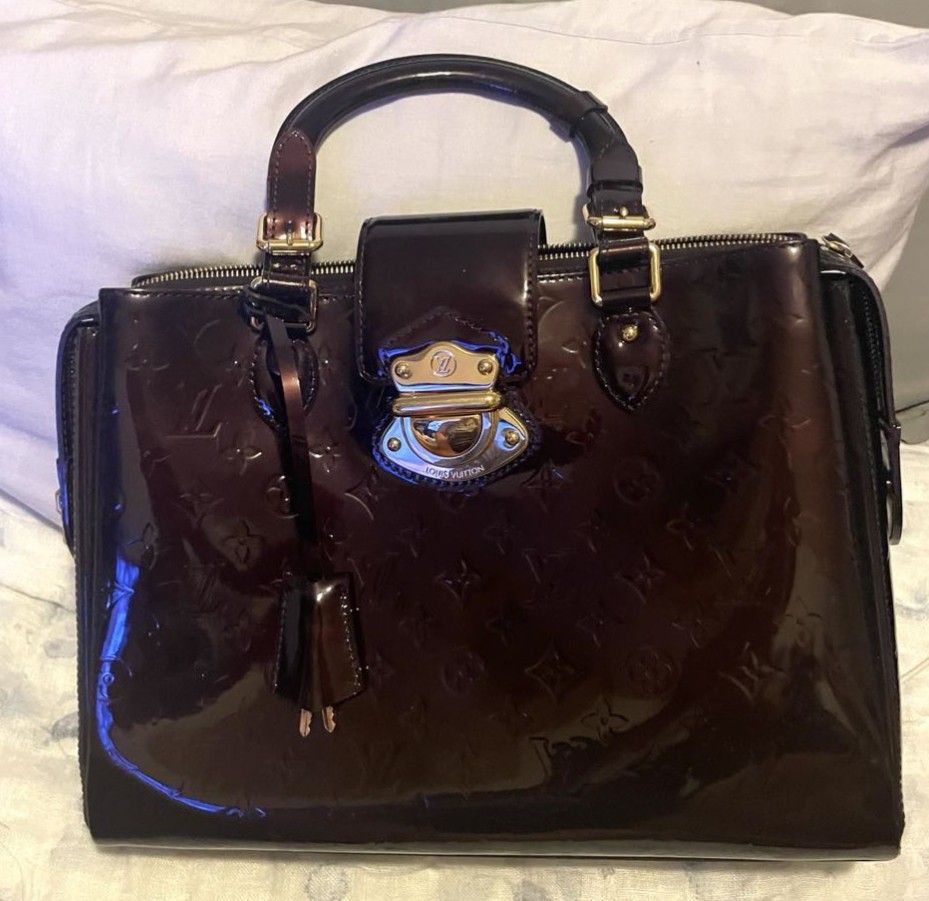 LV AMARANTE MELROSE AVENUE VERNIS BAG (Category: Luxury Bags & Wallets) located in Paranaque City. Submitted by genava (Listing ID 1312253917, Image 1). Description: Authentic LV AMARANTE MONOGRAM MELROSE AVENUE VERNIS BAG rank A or SA Price still negotiable Pwede layaway until August.