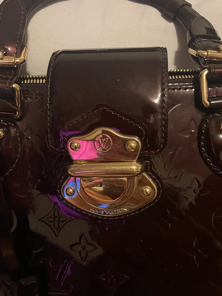LV AMARANTE MELROSE AVENUE VERNIS BAG (Category: Luxury Bags & Wallets) located in Paranaque City. Submitted by genava (Listing ID 1312253917, Image 2). Description: Authentic LV AMARANTE MONOGRAM MELROSE AVENUE VERNIS BAG rank A or SA Price still negotiable Pwede layaway until August.