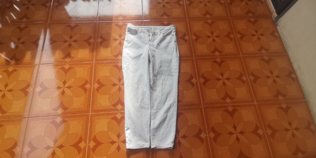 OLD NAVY LOOSE PANTS (Category: Jeans) located in Maria Aurora. Submitted by thriftteeth (Listing ID 1312204513, Image 2). Description: NO ISSUE EXELLENT CONDITION 30 WAIST 37 LENGTH 8.5 LEG OPENING.