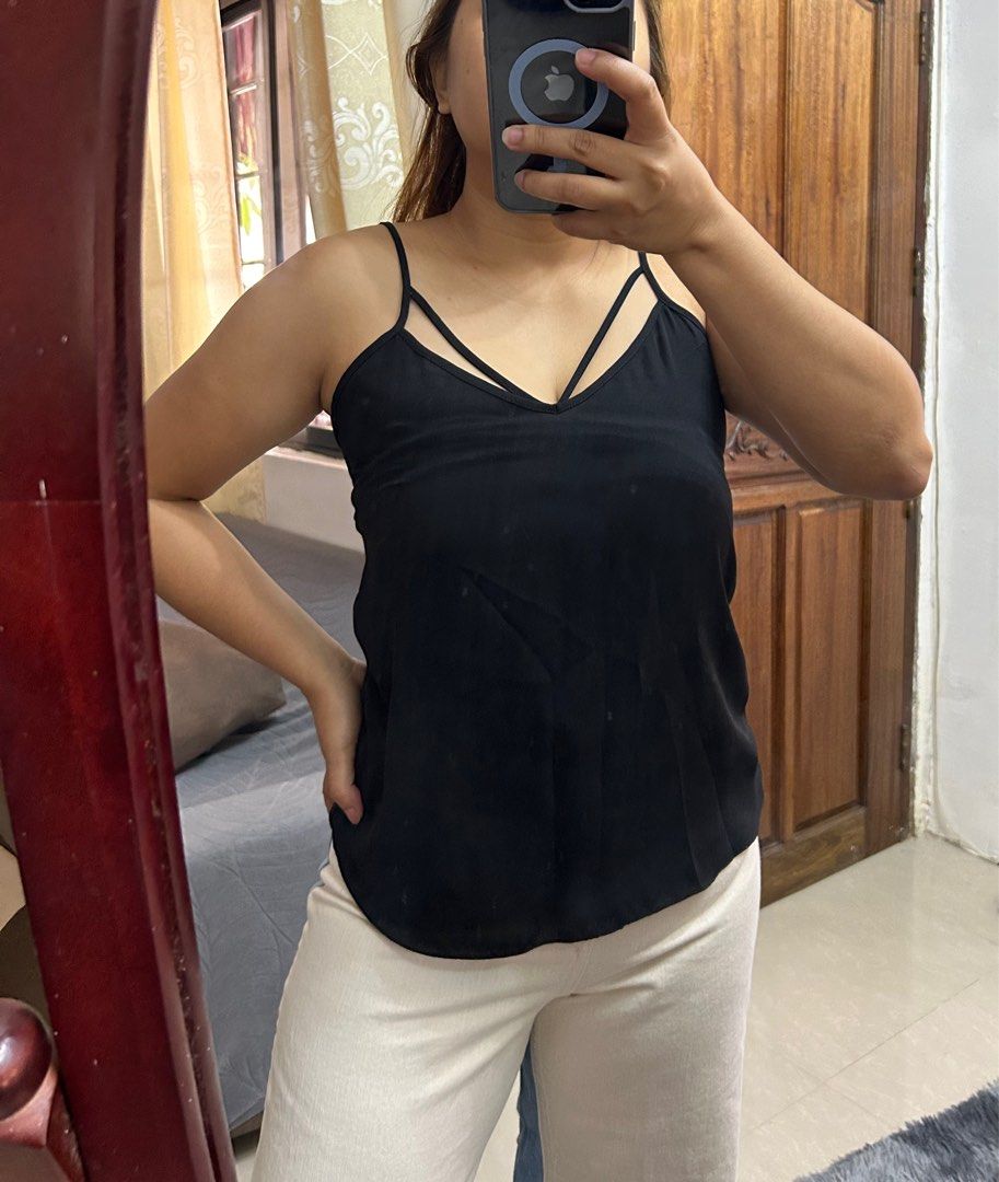 River Island Black Top (Category: Blouses) located in San Pablo. Submitted by flohro (Listing ID 1312279317, Image 1). Description: Used once only No flaws Fits small to med frame.
