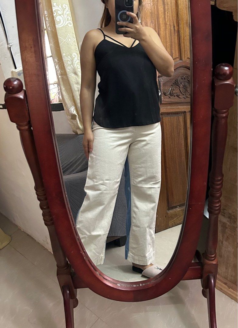 River Island Black Top (Category: Blouses) located in San Pablo. Submitted by flohro (Listing ID 1312279317, Image 3). Description: Used once only No flaws Fits small to med frame.