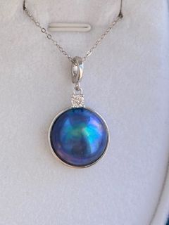 😍罕有色👍S925純銀精工厚實包邊👍海水油畫藍馬貝珍珠萬能扣吊墜，油畫般高級感，很美！裸珠15-16mm外圈16-17mm，高級深海藍色伴金綠紫光很美😍大方好看萬能扣方便實用！不含圖中馬貝耳釘，為參考搭配，需要可另買！64219495611779110