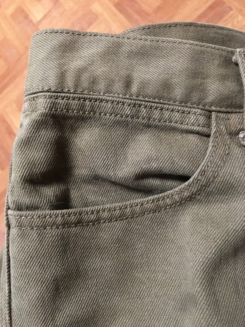 Uniqlo Relaxed Fit Jeans (Category: Jeans) located in Tanauan. Submitted by _allrounder (Listing ID 1312232966, Image 3). Description: Color: 34 Brown Waist: 31 8/9" Inseam: 28 1/3".