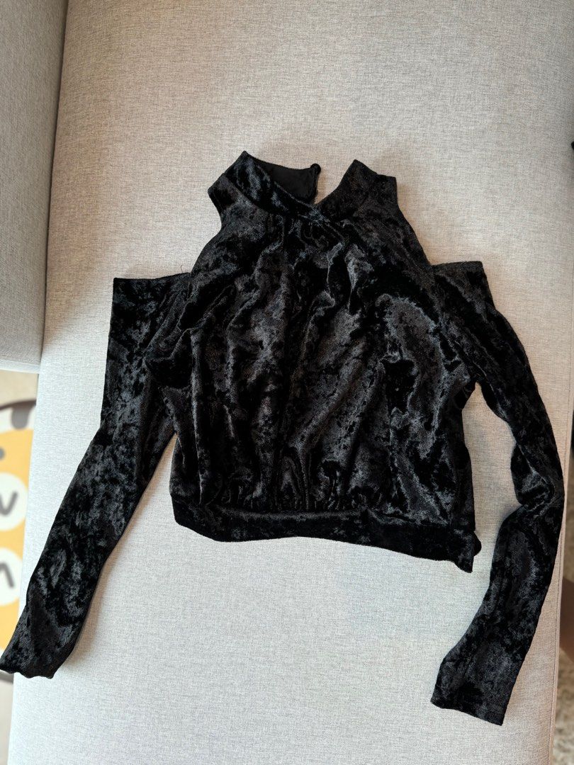 Urban outfitters Black velvet halter neck Off Shoulder Top, 女裝