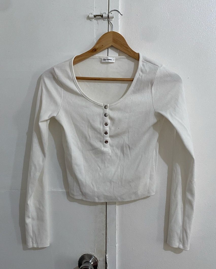 White longsleeves crop top U-neck (Category: Longsleeves) located in Binan City. Submitted by themkeps (Listing ID 1312185583, Image 1). Description: says medium pero small for me not body hugging.