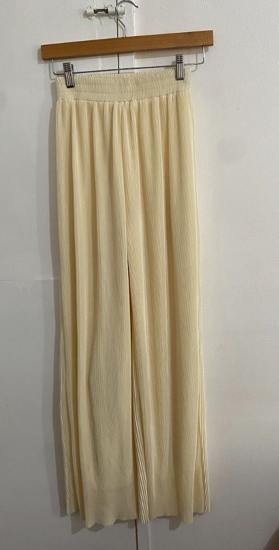 Wide leg pleated trousers garterized (Category: Other Bottoms) located in Binan City. Submitted by themkeps (Listing ID 1312184067, Image 1). Description: i'll give with top (longsleeves pleated) for 400 set.