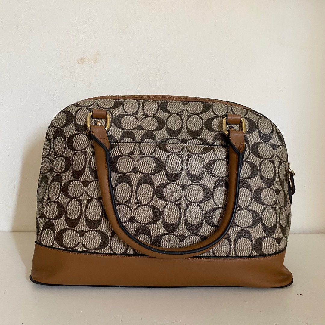 Coach Hand Bag/ Sling Bag (Category: Luxury Bags & Wallets) located in Pasig City. Submitted by peritph (Listing ID 1317252454, Image 2). Description: ₱1999 only if bought this week Selling Price after, ₱2399.