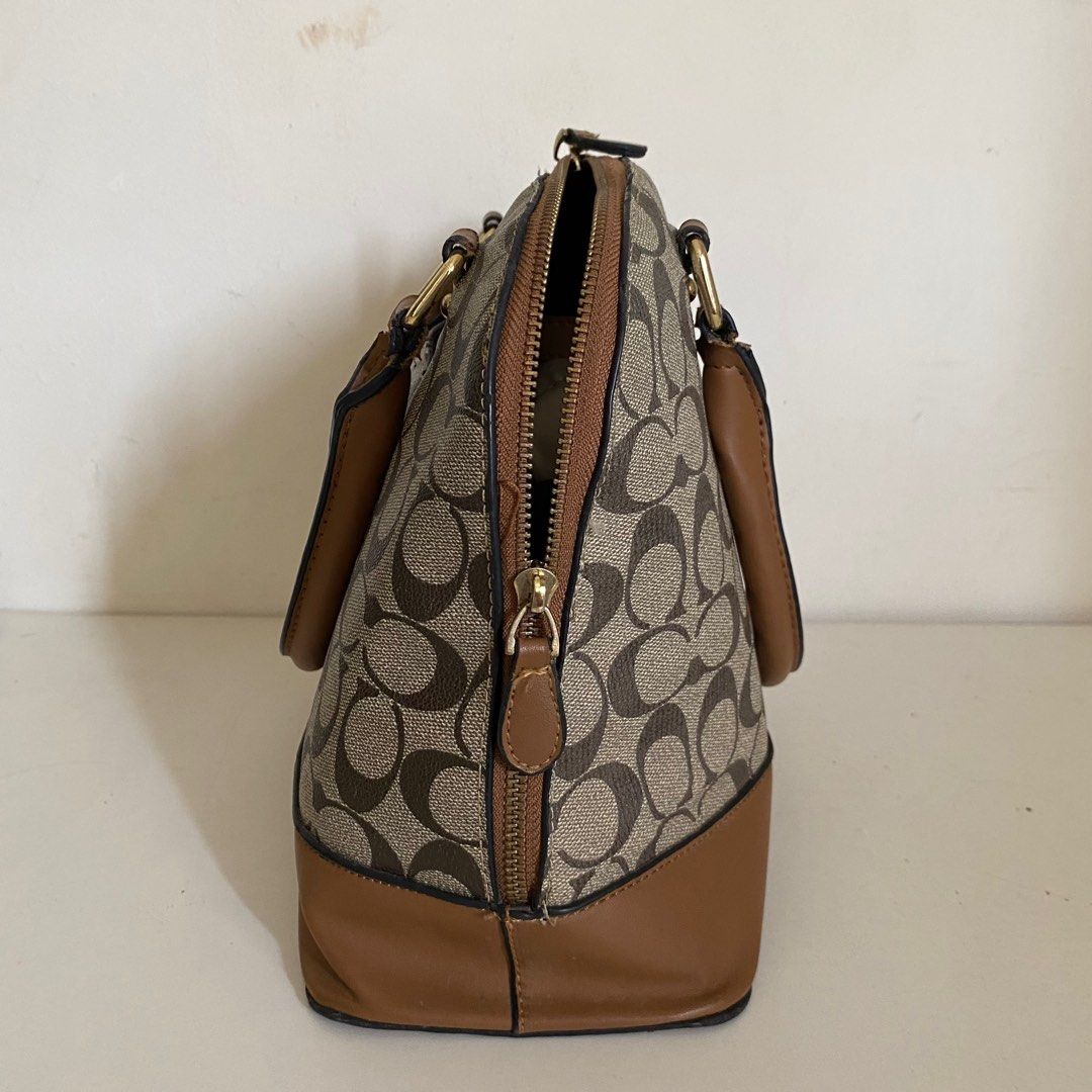 Coach Hand Bag/ Sling Bag (Category: Luxury Bags & Wallets) located in Pasig City. Submitted by peritph (Listing ID 1317252454, Image 3). Description: ₱1999 only if bought this week Selling Price after, ₱2399.