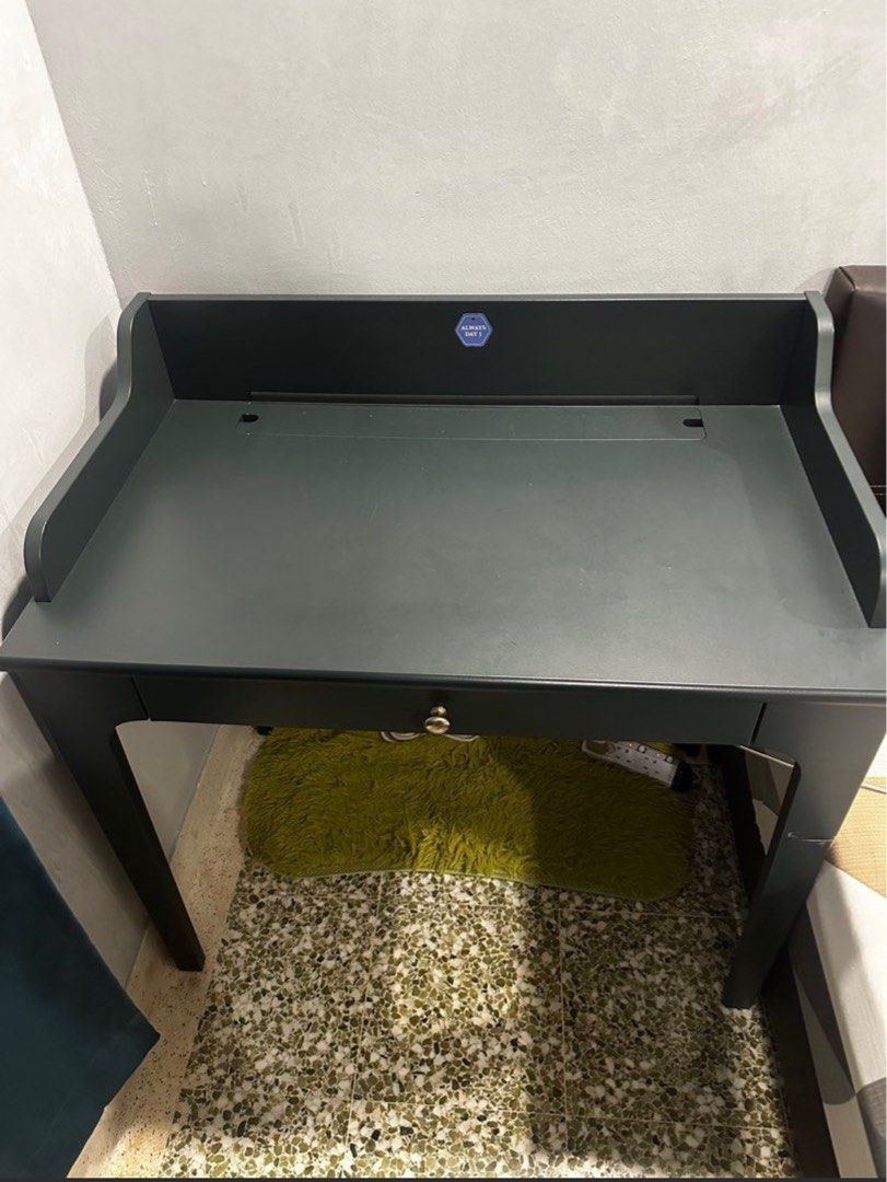 Computer Table (Category: Tables & Sets) located in Singapore. Submitted by calm.kuldeep (Listing ID 1317256278, Image 2). Description: A perfect table for study and work.