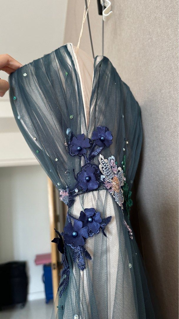 Dark Green Floral Long Gown (Category: Evening dresses & gowns) located in San Juan City. Submitted by quickdolphin.0fab36 (Listing ID 1317202890, Image 2). Description: - available for rental at 1500 pesos.